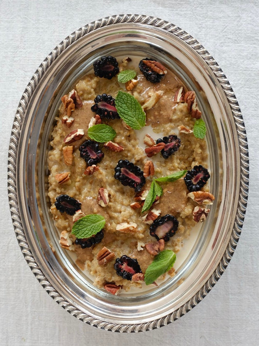 Oatmeal with blackberries and pecans